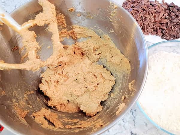 la mezcla de los huevos añadidos en un tazón para las galletas de chocolate