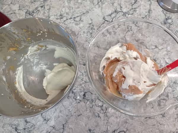 un tazón con la mezcla de maní y mitad de nata montada, y otro tazón con la mitad de la nata montada