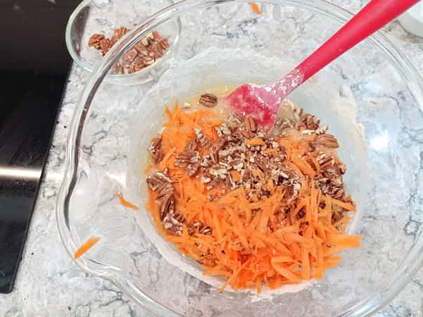 zanahorias y nueces en el tazón de mezclar