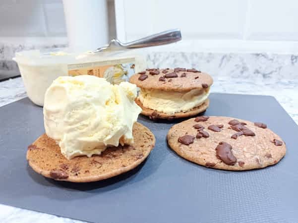 colocando helado entre galletas de chocolate