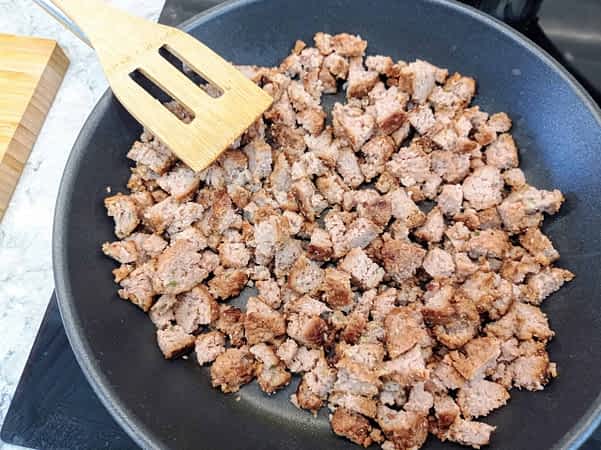 salchicha cocinando en una sartén