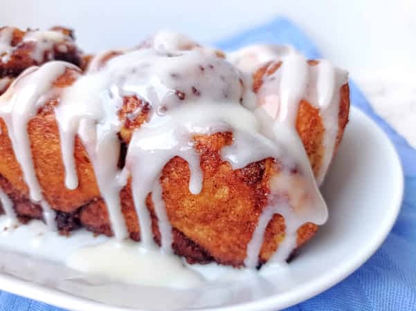 vista de cerca del glaseado de monkey bread