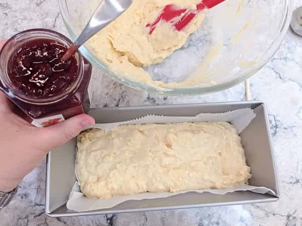 la primer mitad de la masa del bizcocho en el molde forrado