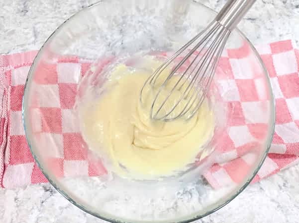 ganache de chocolate blanco en un tazón