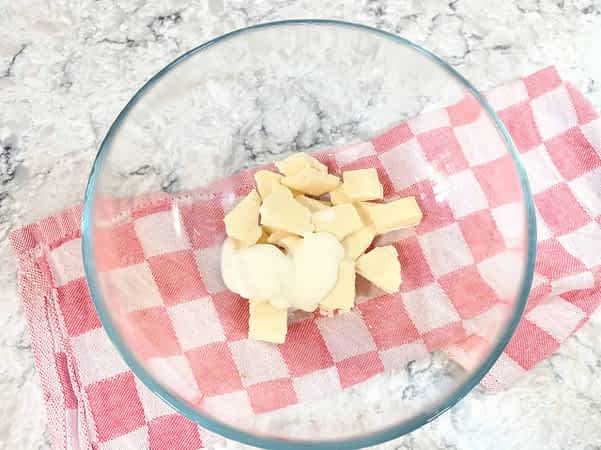 chocolate blanco y nata en un tazón grande