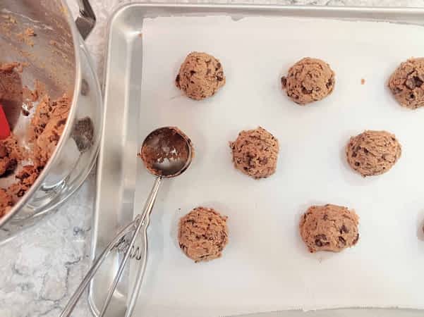 una cuchara de helado para proporcionar galletas