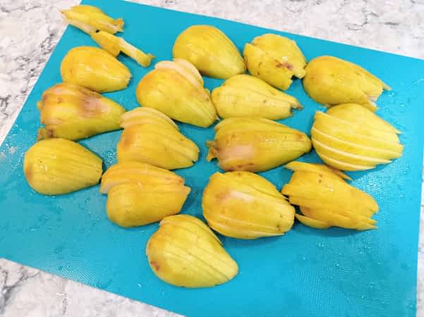 peras rebanadas encima de la tabla de cortar