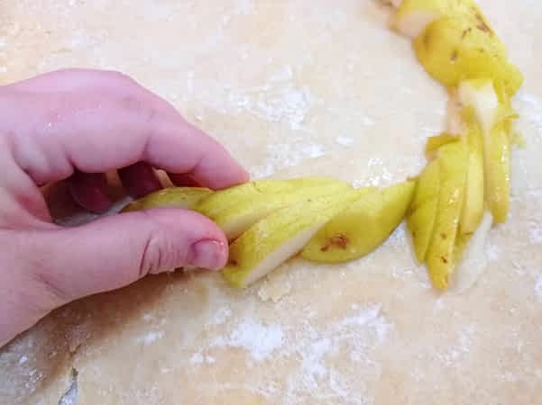 poniendo las peras rebanadas encima de la masa quebrada