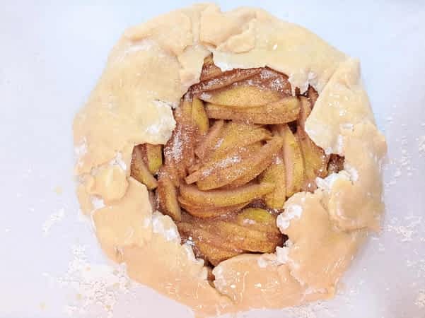 la galette de peras en una bandeja, lista para el horno