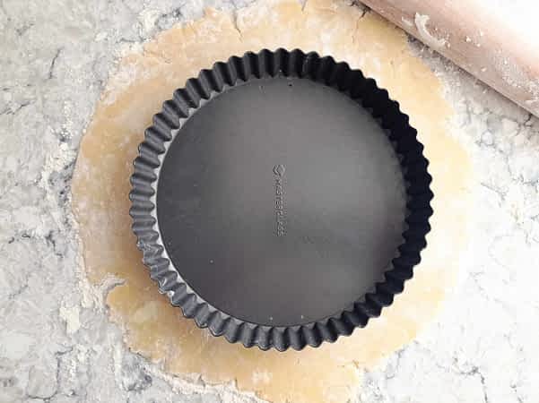 extender la masa para que quepa el molde