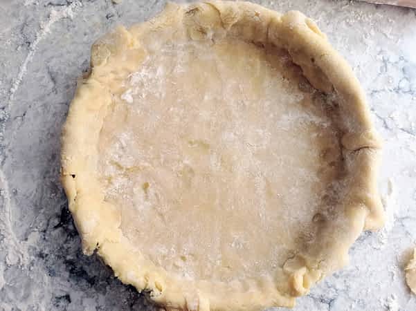 presionar la masa en el molde de tartaleta