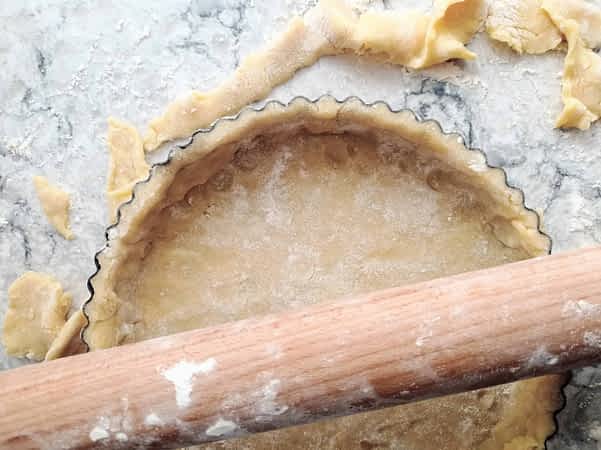 cortar la masa cruda con un rodillo