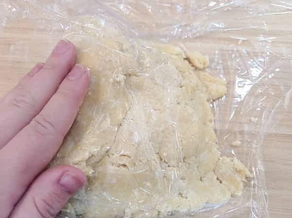 presionar la masa para juntarla