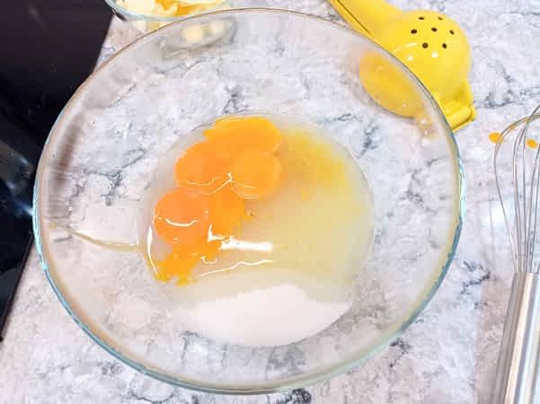 los ingredientes en un tazón para mezclar