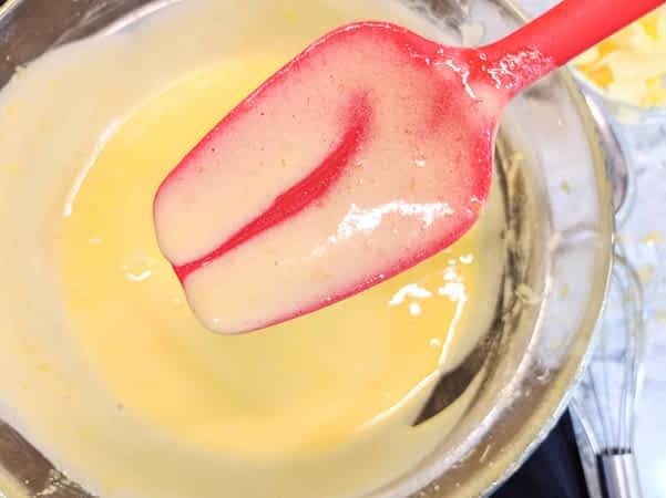 la salsa espesa en una cuchara