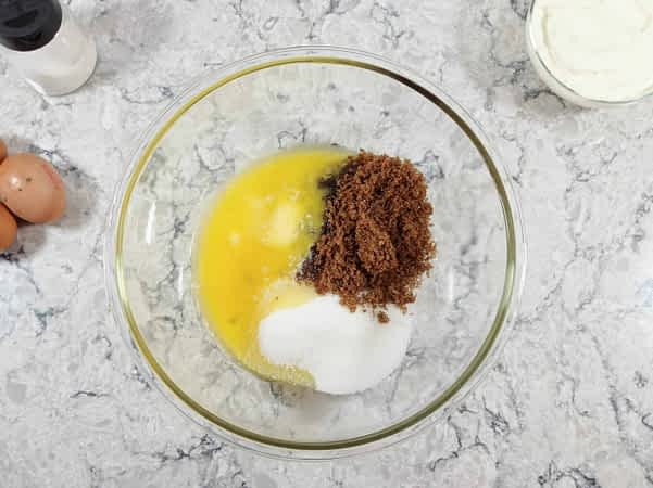 mezclar azúcares y mantequilla derretida