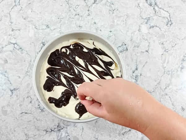 hacer diseño encima del brownies cheesecake