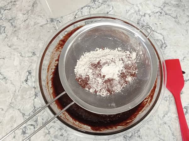 tamizar harina y cacao en polvo