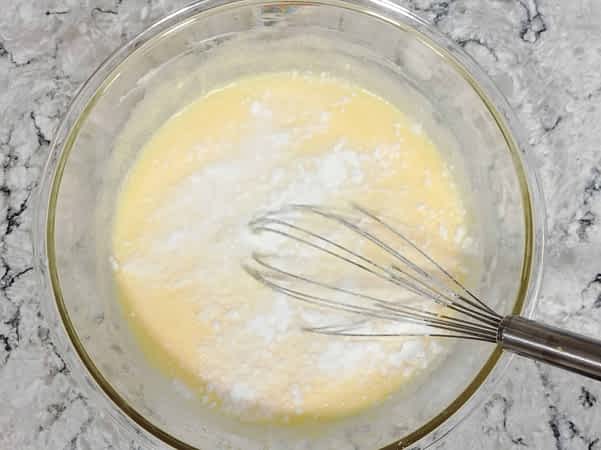 Añadir los leudantes a la masa