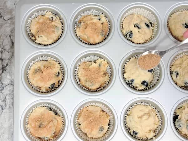 esparcir azúcar encima de los muffins