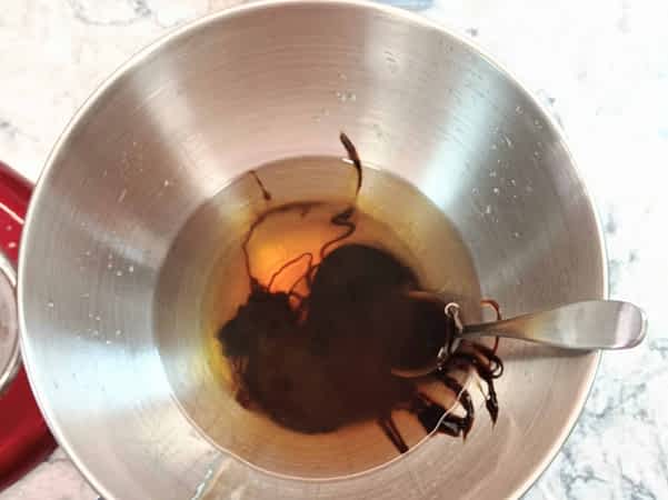 los ingredientes húmedos en el tazón de la batidora de pie