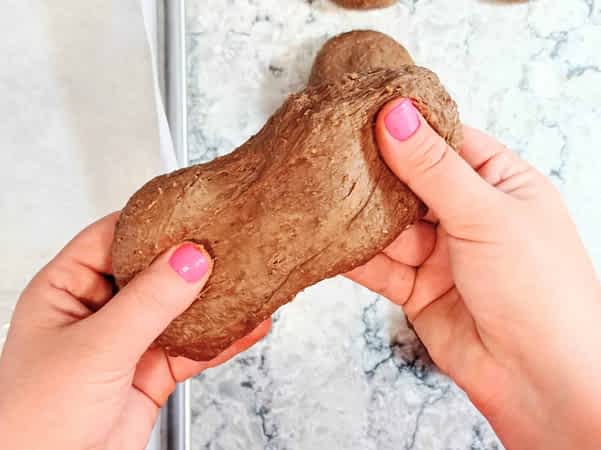 estirando la masa del pan integral