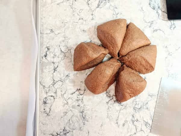 la masa cortada en seis piezas