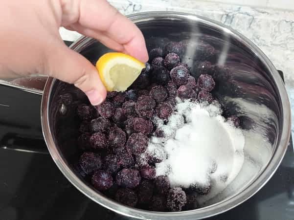 poniendo los ingredientes en la olla