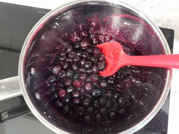 el comienzo de cocción de la salsa de arándanos