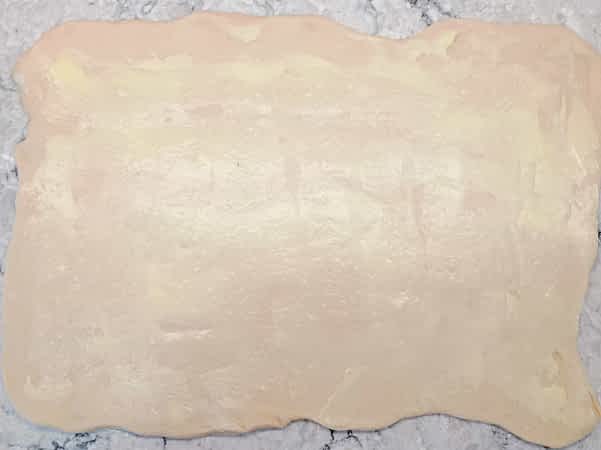 masa extendida untada con mantequilla