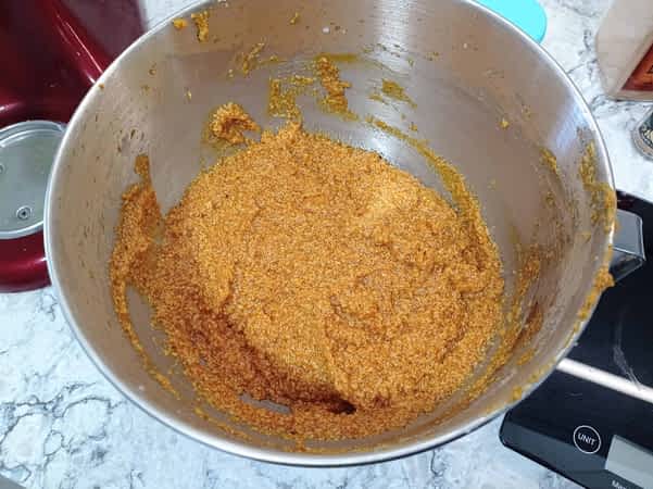 ingredientes húmedos mezclados en un tazón