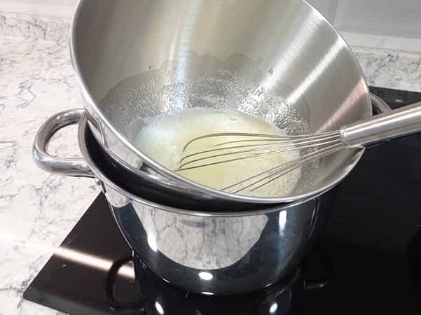 baño maria con los huevos y azúcar encima