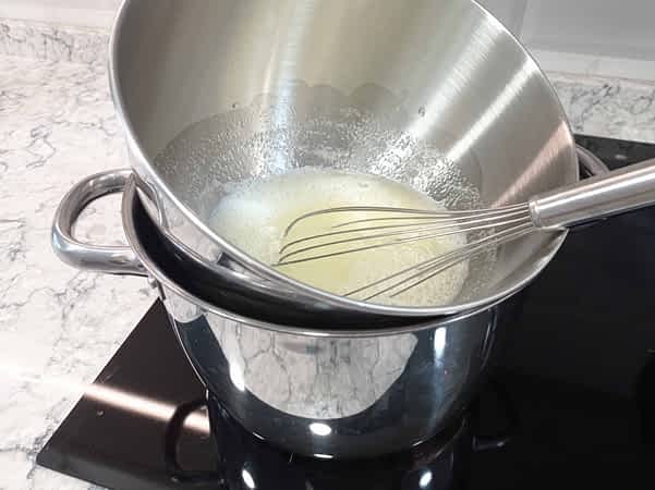 baño maria con los huevos y azúcar encima