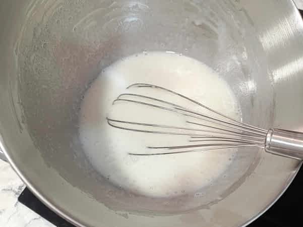 la mezcla templada con el azúcar disuelto