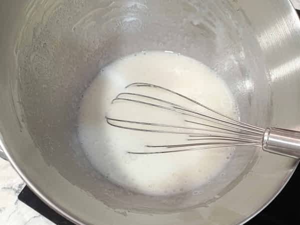 la mezcla templada con el azúcar disuelto