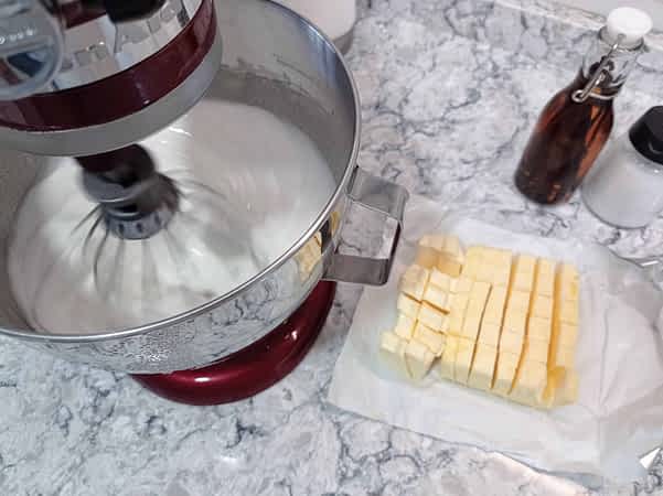 la mantequilla esperando en la encimera