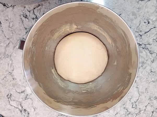 la masa en un tazón para leudar