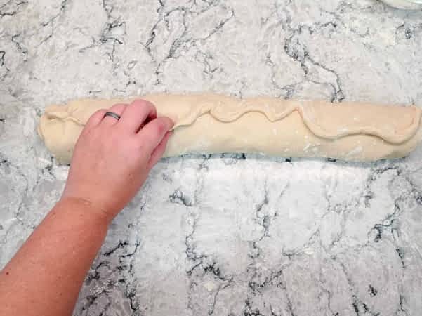 sellando el cilindro de cinnamon rolls con manzana