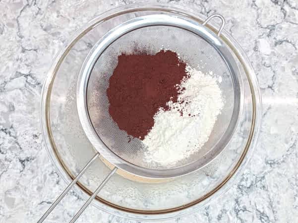 harina y cacao en polvo en un tamizador