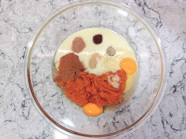 todos los ingredientes en el bol antes de mezclar