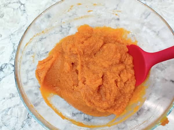 el puré de batatas en un tazón