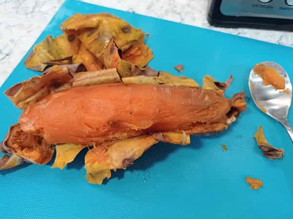 sacando la carne de las batatas