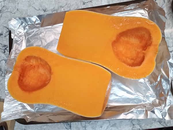 calabaza en una bandeja de horno