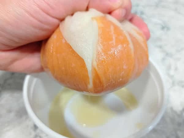 escurriendo el puré con una toalla de cocina