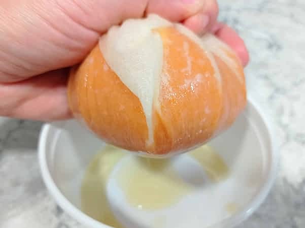 escurriendo el puré con una toalla de cocina