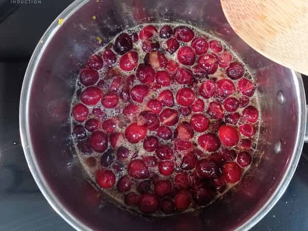 salsa de arándanos rojos cocinando en la olla
