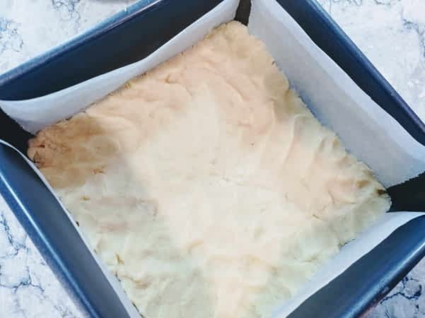 la masa de la base antes de hornear en el molde