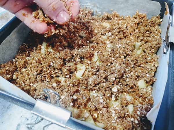 poniendo el topping de avena