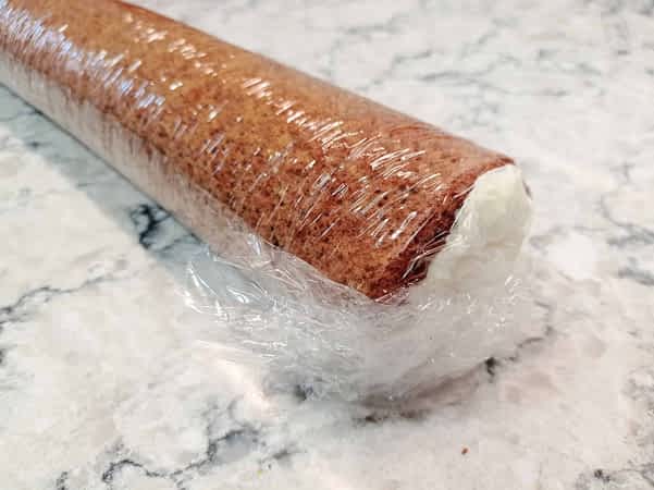 bizcocho relleno y envuelto en film