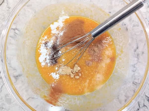 los ingredientes secos en la masa